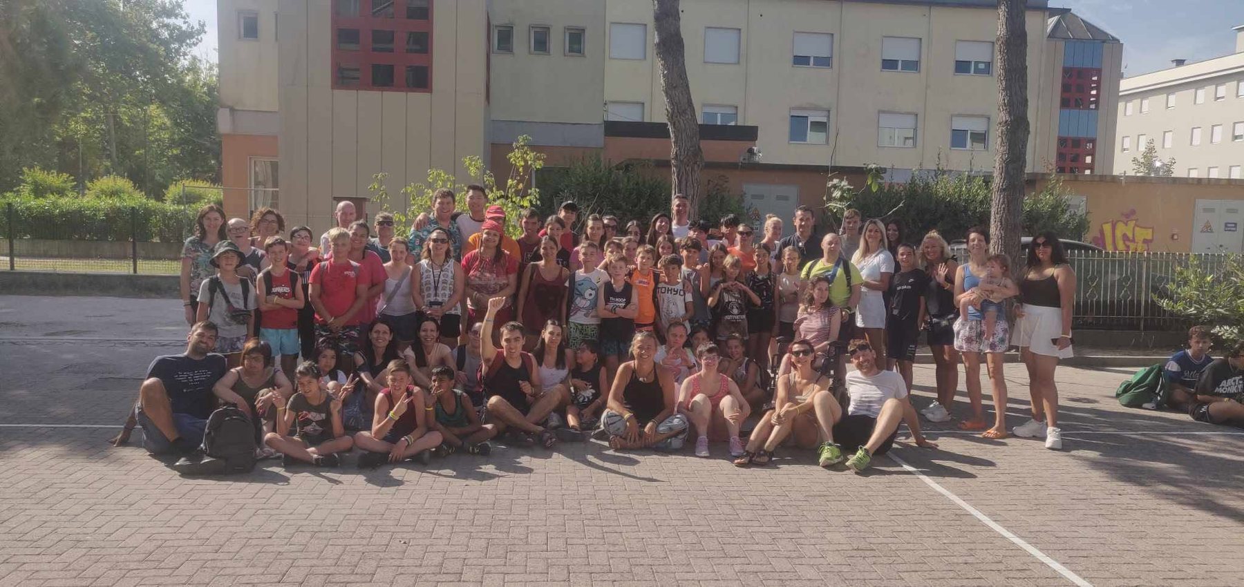 Grande gruppo di bambini, ragazzi e volontari riunito a Guastalla nell'estate 2023, anno dei trent'anni dell'associazione