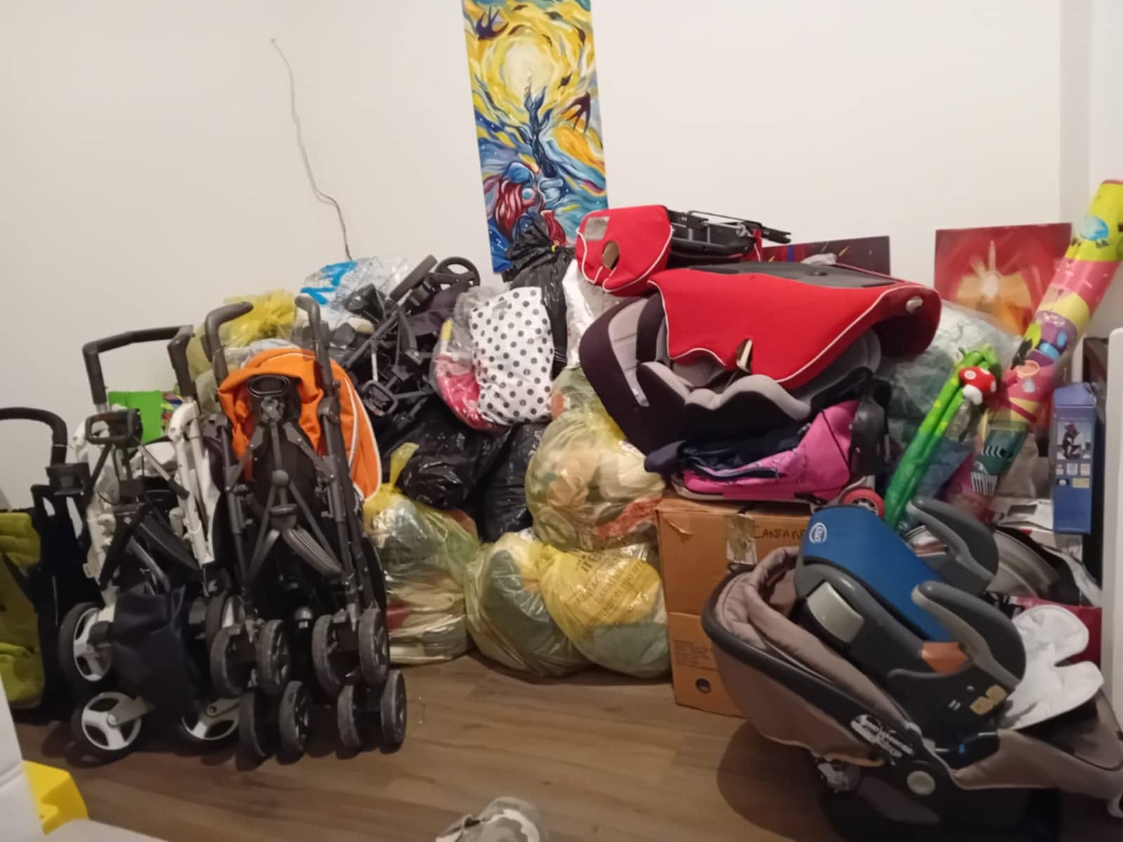 Kolica, auto-sedišta i vreće sa materijalom prikupljenim i dopremljenim Tuzlanskoj Amici u septembru 2025.