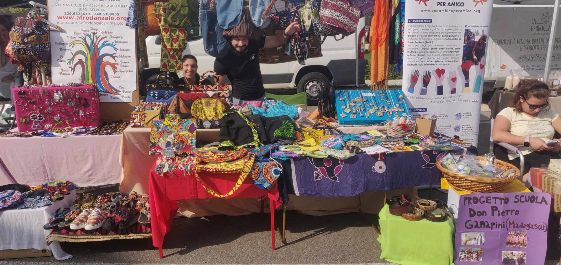 La bancarella di Un bambino per amico e Afrodanzalo con borse, tessuti e manufatti solidali