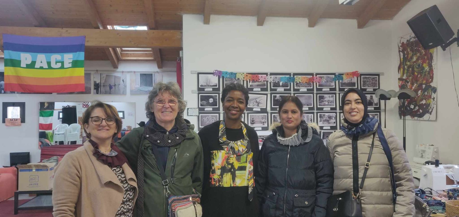 Le partecipanti al laboratorio di sartoria indossano le collane create con le cravatte recuperate al Bazar