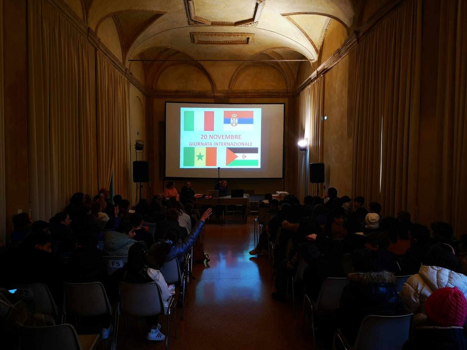 Una sala di studenti durante Diritti in viaggio, collegata con gruppi in più paesi