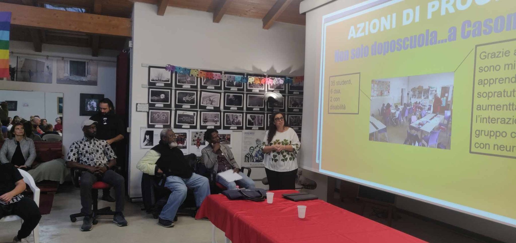 Un incontro pubblico del Festival Ubuntu con relatori e una presentazione proiettata