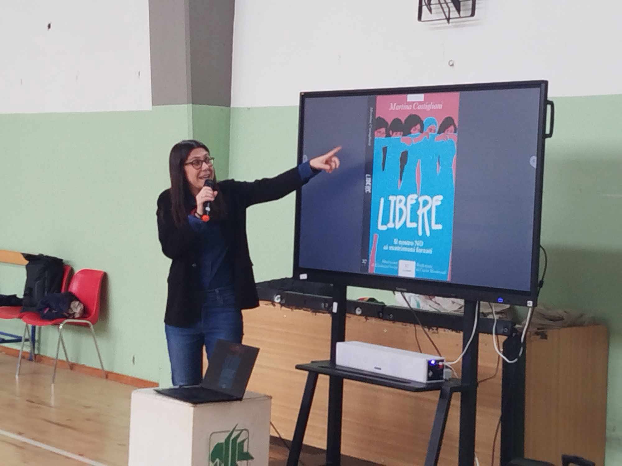 Martina Castigliani presenta il libro Libere durante un incontro scolastico a Luzzara