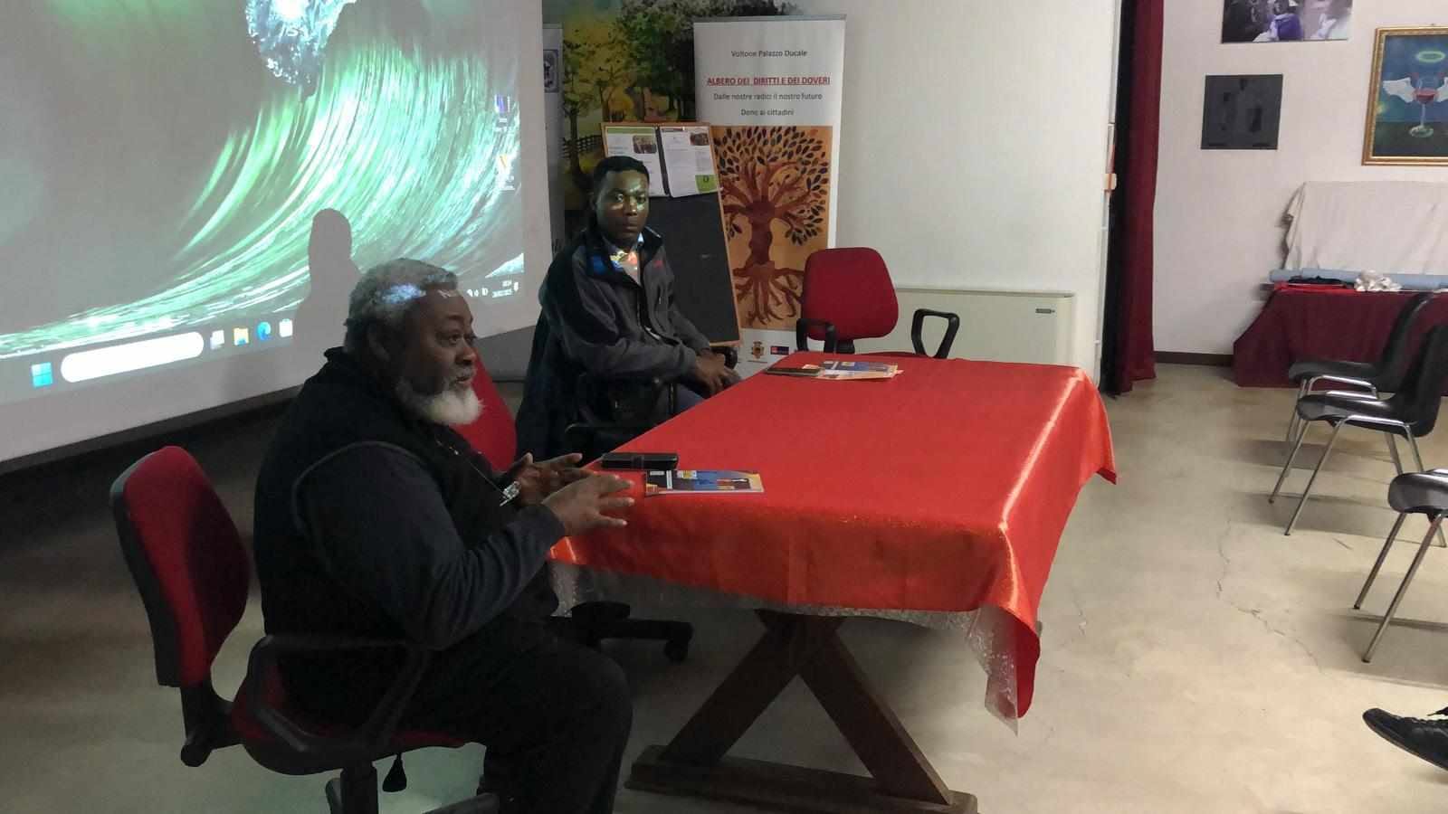 Yvan Sagnet e Kossi Komla-Ebri durante un incontro pubblico sui diritti e la giustizia sociale