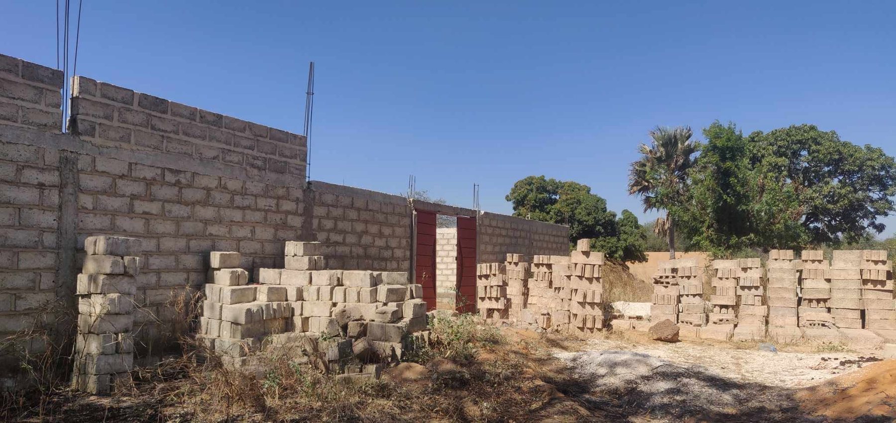 I muri in costruzione della scuola di Malikounda, in Senegal