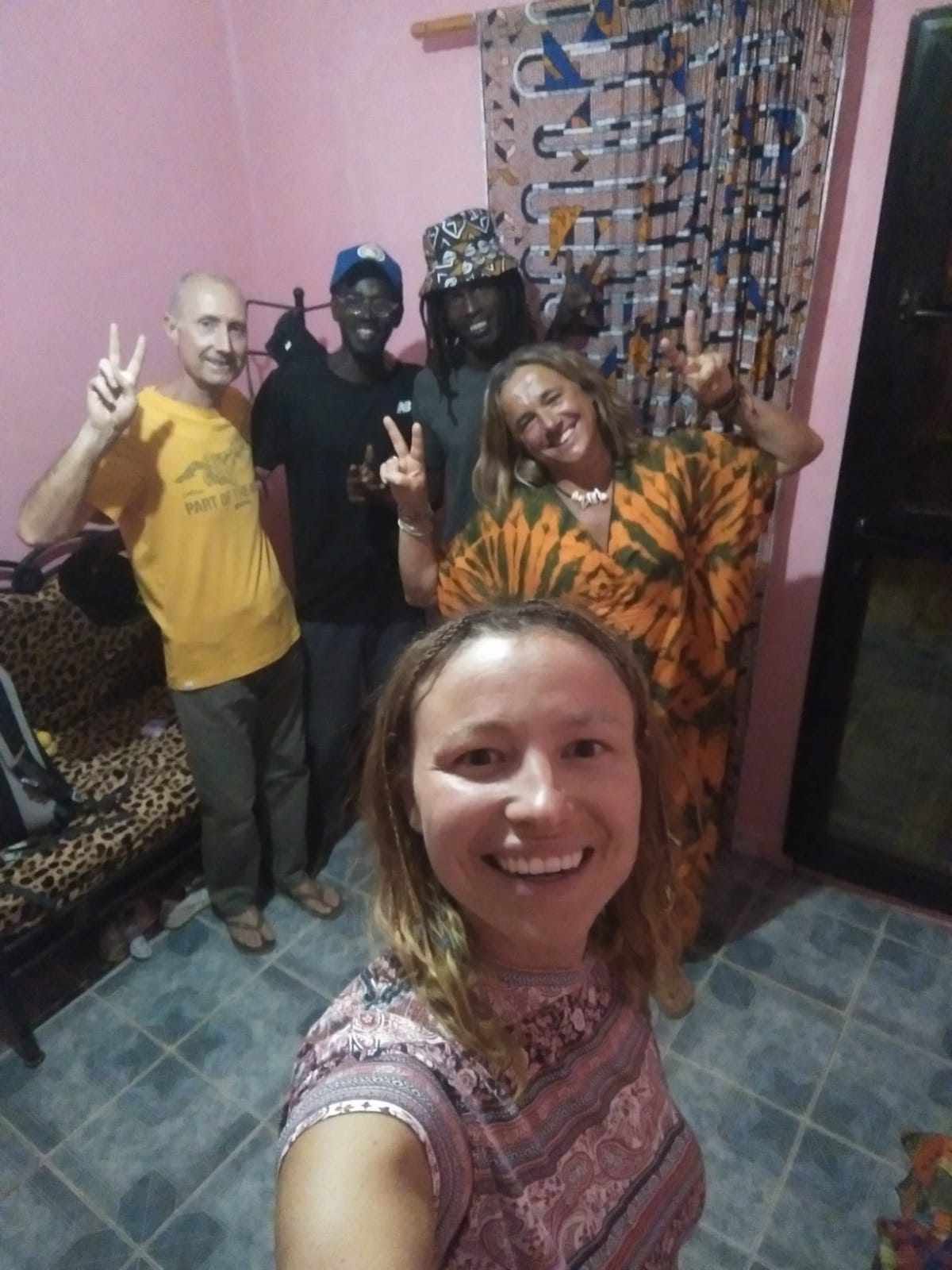 Foto di gruppo tra partecipanti e persone incontrate durante il viaggio in Senegal