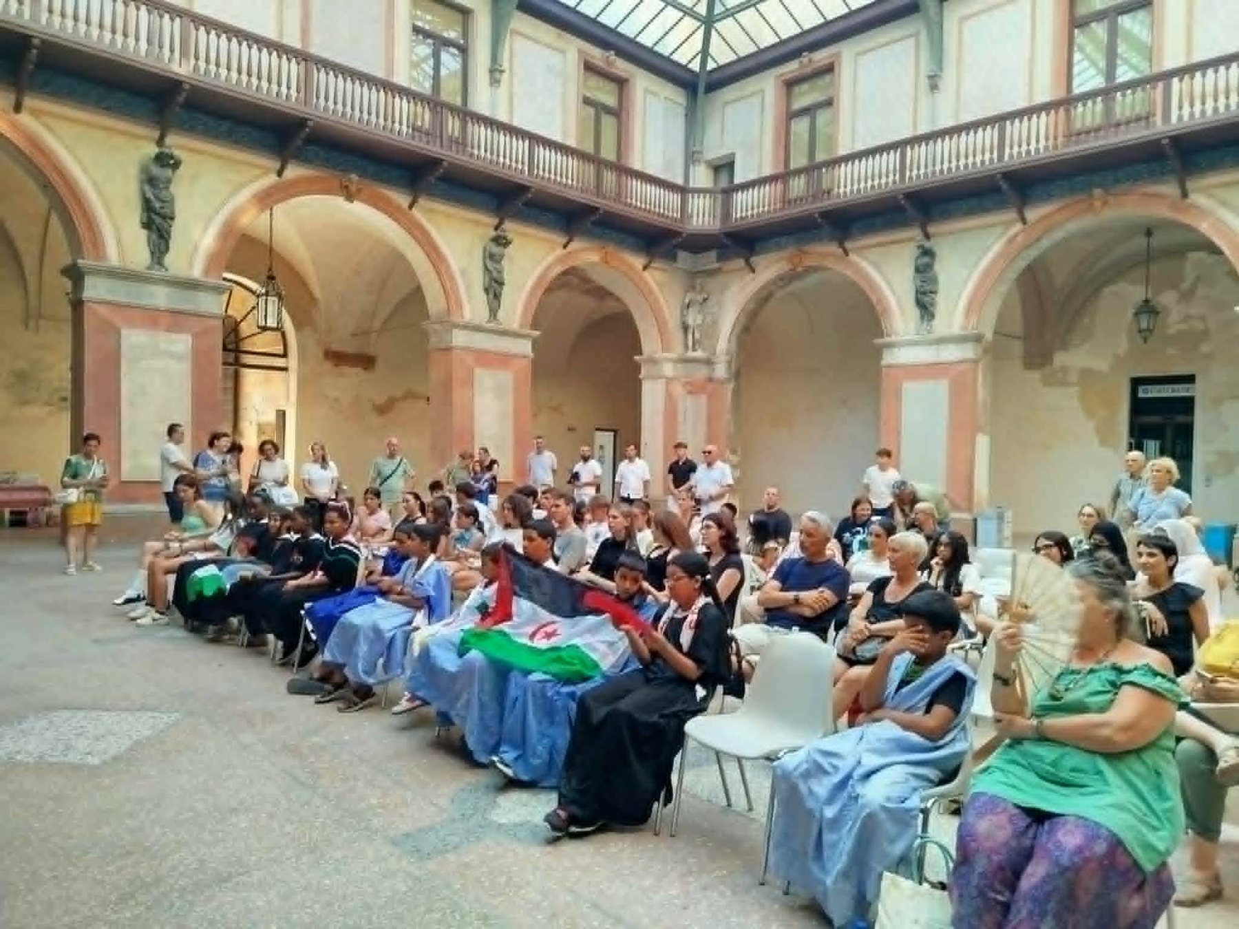 Veče dobrodošlice letnjeg prihvata, u klaustru, zajedno sa prijateljima Saharavcima