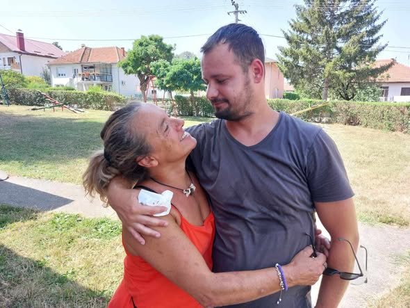 Una volontaria dell'associazione abbraccia un ragazzo durante un viaggio nei Balcani