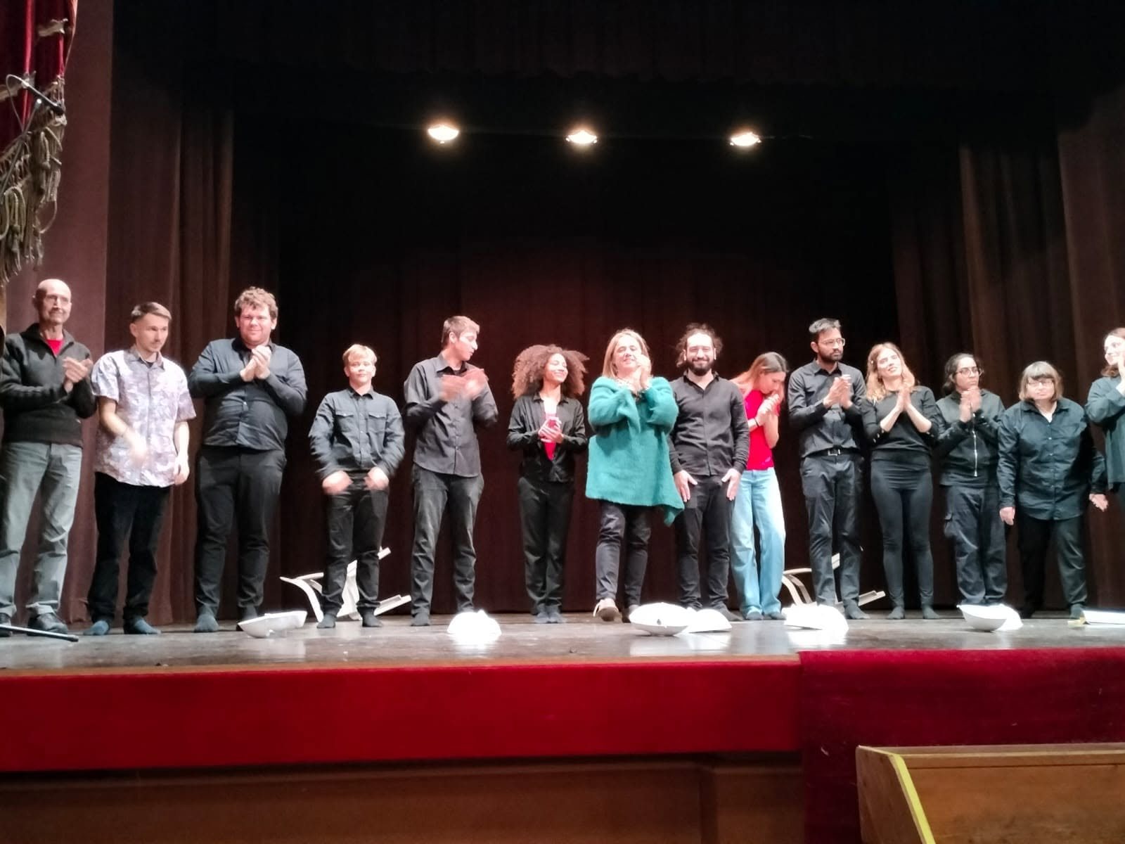 Il gruppo di Ubuntu schierato sul palco del teatro di Guastalla applaude al termine dell'esibizione