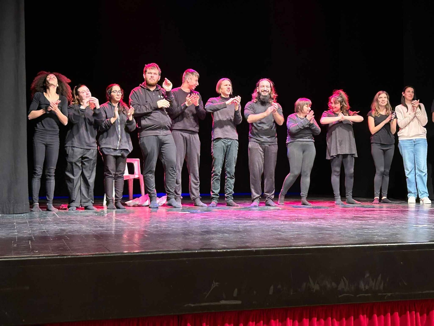 La compagnia Ubuntu applaude sul palco del teatro di Novellara al termine dello spettacolo Supernova