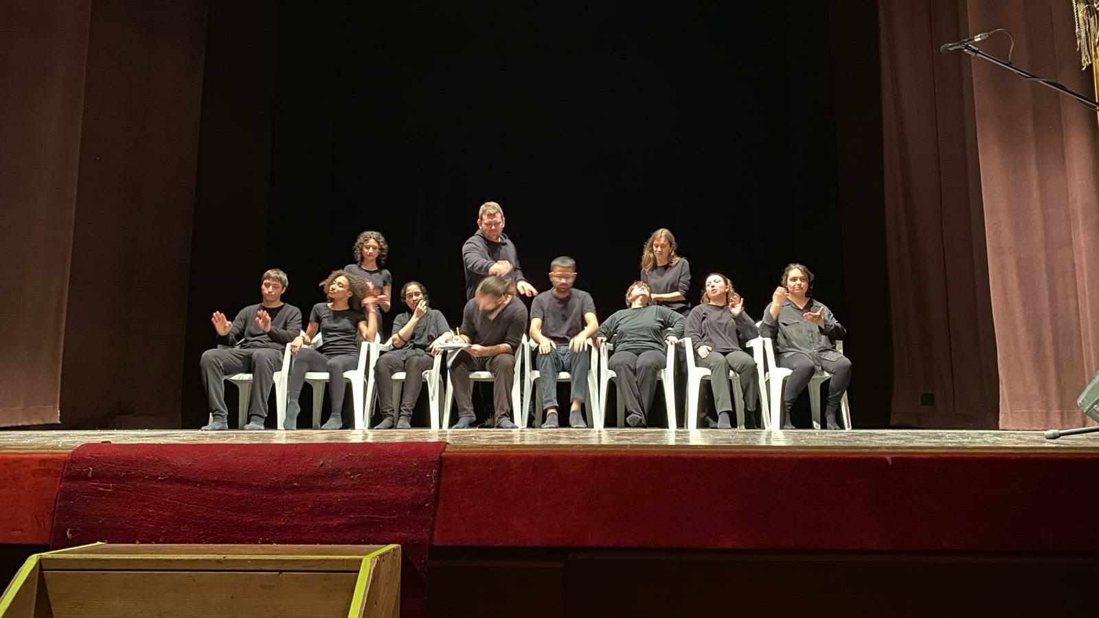 Il gruppo teatrale di Ubuntu in scena durante lo spettacolo Perdonaci Giulietta