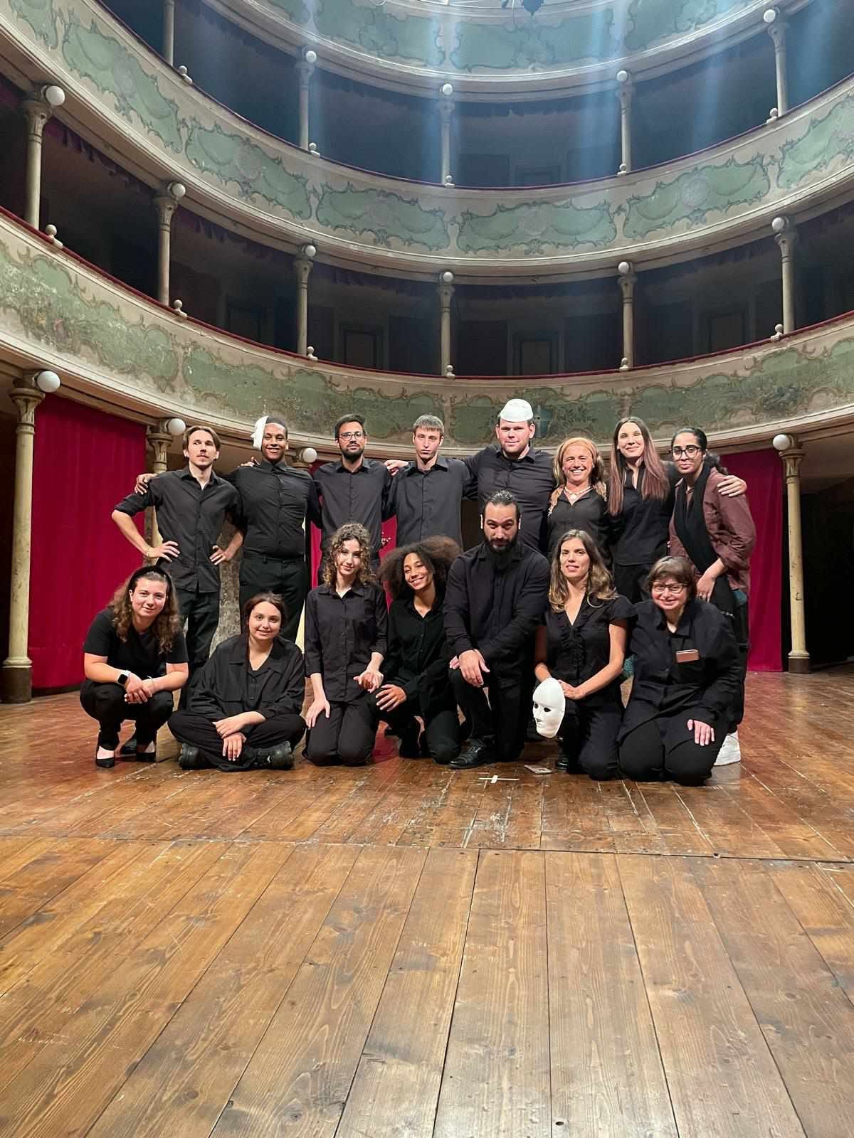 La compagnia di Ubuntu in posa sul palco del teatro storico di Gualtieri dopo la replica
